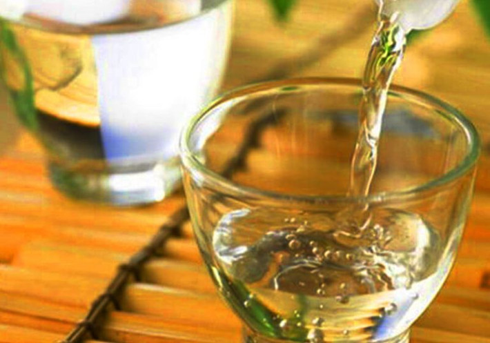 Đến Y Tý, du khách không thể bỏ qua món rượu ngô, thức uống truyền thống của người dân nơi đây. Rượu ngô Y Tý được làm từ ngô nếp đặc sản, qua quá trình nấu và ủ trong những chum đất. Rượu có vị ngọt nhẹ, hơi nồng, mang đậm chất núi rừng. Du khách thường thưởng thức rượu ngô kèm với các món ăn đặc sản địa phương, tạo nên một bữa tiệc đầy hương vị của vùng cao. Ảnh Tripmap