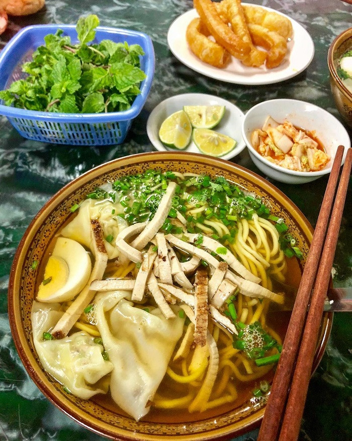 Cuốn sủi hay còn được gọi với cái tên khác là phở khan, là món ăn nổi tiếng của tỉnh Lào Cai. Một bát cuốn sủi thường gồm có sợi bánh phở trắng mềm, thịt bò, mì làm từ củ dong, lạc rang, hạt tiêu, rau thơm, ớt. Tất cả các nguyên liệu hòa quyện với nhau tạo nên một bát cuốn sủi vô cùng hấp dẫn, chan thêm chút nước sốt sền sệt là ngon khỏi chê. Ảnh dulichluhanh