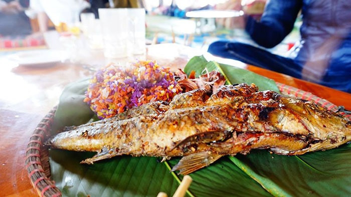 Với Y Tý là một vùng núi rừng đầy suối và khe, cá suối nướng là món ăn không thể thiếu trong bữa ăn của người dân địa phương. Cá được bắt từ các con suối trong vắt, có thịt chắc và ngọt. Cá suối nướng thường được ướp với gia vị đặc trưng và nướng trên than hoa. Món cá nướng thơm phức, lớp da giòn rụm, thịt cá mềm và ngọt, ăn kèm với gia vị chấm chua cay, tạo nên hương vị khó quên. Ảnh Sapatrip