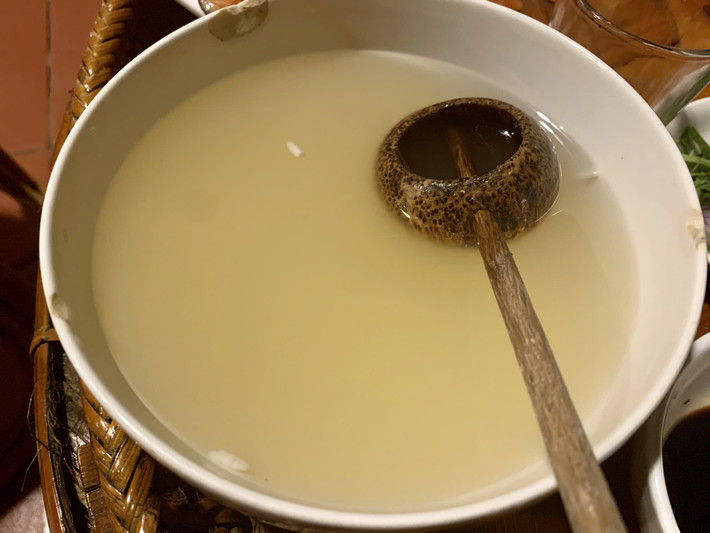 Nếu đến Y Tý vào mùa hè thì du khách nên trải nghiệm thử một cốc bia Hà Nhì nổi tiếng. Bia Hà Nhì được làm chủ yếu từ men gạo, người dân sẽ đồ xôi lên rồi để nguội, sau đó trộn với men và ủ từ 15 đến 20 ngày. Tiếp đó họ sẽ đổ nước đun sôi vào và chắt ra cất vào can, lọ để sử dụng dần. Bia Hà Nhì có mùi thơm, uống rất ngon và cũng không dễ say nên du khách hoàn toàn có thể yên tâm. Ảnh danviet