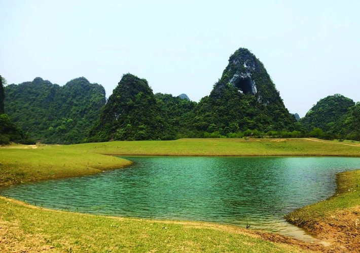 Nếu du khách đang tìm kiếm một trải nghiệm khác biệt, đừng bỏ lỡ cơ hội đến với “con mắt của núi rừng” này. Ảnh dulichCaobang