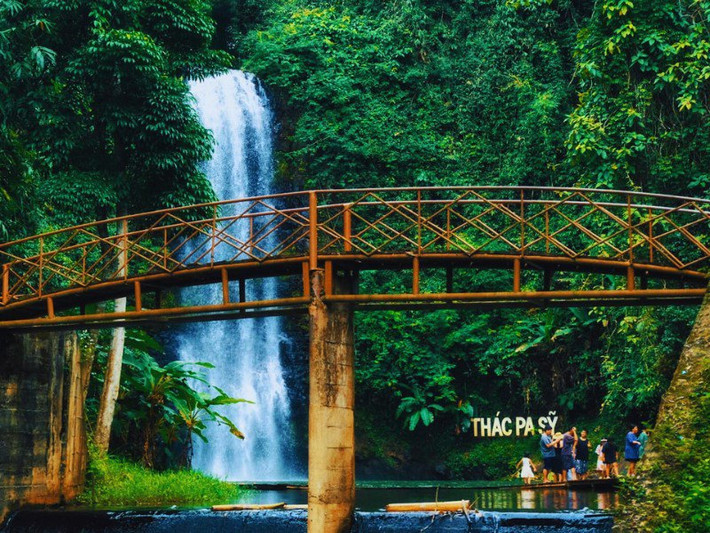 Vào mùa này, thời tiết ở Măng Đen khá mát mẻ, dễ chịu, phù hợp cho các hoạt động dã ngoại, cắm trại, và tắm mát dưới thác. Ảnh Haidangtravel