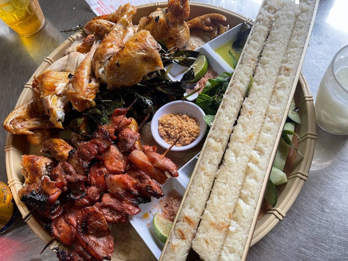 Khi đến Thác Pa Sỹ, du khách không thể bỏ qua cơ hội thưởng thức những món ăn đặc sản của Măng Đen. Các món như cá suối nướng, gà đồi, măng đắng và đặc biệt là rượu cần sẽ khiến chuyến đi của bạn thêm trọn vẹn. Ảnh VinWonders