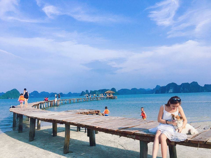 Không cần đi xa, ngay gần trung tâm thành phố Hạ Long, đảo Tuần Châu là điểm đến lý tưởng với những khu nghỉ dưỡng cao cấp, bãi biển nhân tạo đẹp mắt và cầu cảng uốn lượn nên thơ. Đây là nơi cho ra đời hàng loạt bức hình thời thượng – từ phong cách năng động đến vintage, lãng mạn. Ảnh TicoTravel