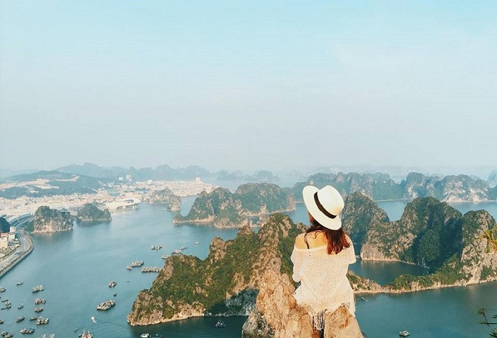 Dành cho những ai mê mạo hiểm và thích săn ảnh, núi Bài Thơ là điểm trekking nổi bật tại trung tâm thành phố Hạ Long. Từ đỉnh núi, du khách có thể ngắm trọn vịnh Hạ Long xanh ngọc bát ngát cùng những con tàu nhấp nhô phía xa. Bức ảnh "pose" giữa thiên nhiên hùng vĩ sẽ khiến ai xem cũng phải trầm trồ. Thomas Kim
