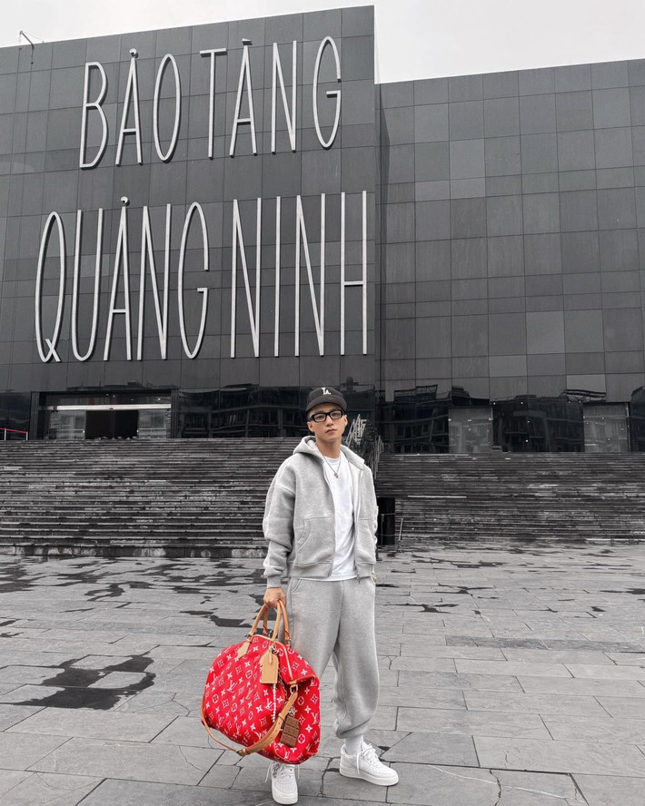 Với thiết kế mặt kính đen ấn tượng, bảo tàng Quảng Ninh là điểm check-in nổi tiếng nhất nhì Hạ Long. Không chỉ đẹp từ bên ngoài, bên trong bảo tàng còn trưng bày nhiều hiện vật độc đáo về văn hóa, than đá, lịch sử vùng mỏ. Góc cầu thang xoắn, những hành lang dài hay khung cửa kính rộng đều là background chụp ảnh cực nghệ. Ảnh Sơn Tùng MTP
