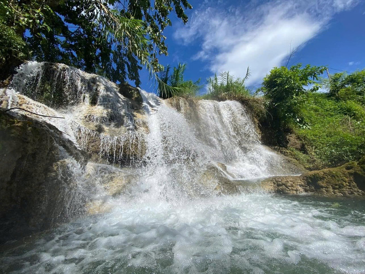 Để đến được thác Trăng, từ Hà Nội, du khách có thể di chuyển bằng xe máy hoặc ô tô cá nhân theo quốc lộ 6 hướng đi Hòa Bình, sau đó rẽ vào đường Hồ Chí Minh và tiếp tục đi theo chỉ dẫn đến xã Nhân Mỹ, huyện Tân Lạc. Đường vào thác khá đẹp nhưng một vài đoạn cuối hơi nhỏ và quanh co, du khách nên cẩn thận khi lái xe. Ảnh Mai Mai