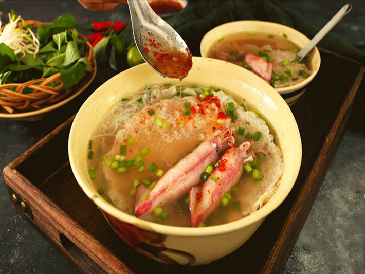 Không chỉ là món ăn ngon, bún quậy còn phản ánh lối sống gần gũi, sáng tạo và thân thiện của người dân đảo ngọc. Ảnh bachhoaxanh