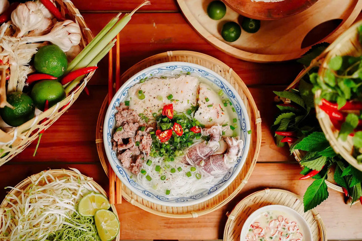 Bún quậy là món ăn đặc sản có nguồn gốc từ thị trấn Dương Đông, Phú Quốc, được nhiều thực khách trong và ngoài nước yêu thích bởi sự tươi ngon, độc đáo và trải nghiệm thú vị khi thưởng thức. Ảnh Traveloka