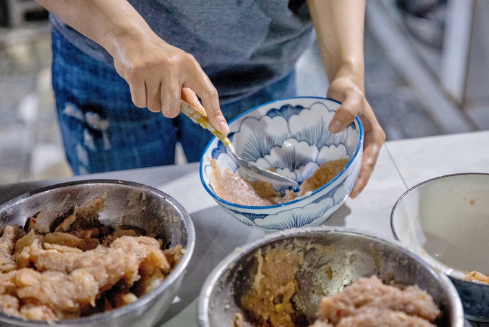 Điểm đặc biệt của món bún quậy nằm ở cách chế biến. Sau khi gọi món, thực khách sẽ được chứng kiến công đoạn làm chả ngay tại quầy. Ảnh Mai Hà Mỹ Hân