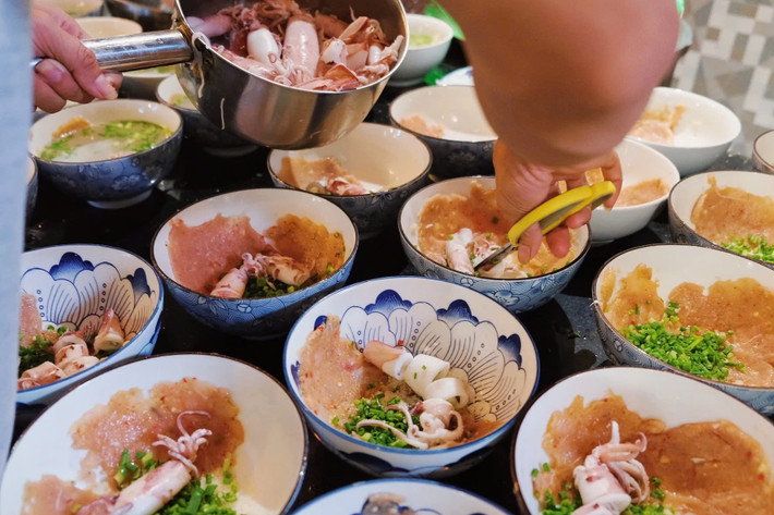 Chả tôm, chả cá được quết nhuyễn, tráng quanh thành tô, sau đó người bán chan nước dùng đang sôi vào để làm chín lớp chả mỏng này. Chính từ đó, thực khách cần dùng đũa “quậy” đều để chả chín đều – cũng là nguồn gốc tên gọi "bún quậy". Ảnh Traveloka