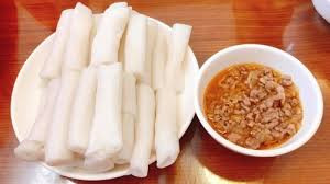 Với cái tên thú vị, bánh gật gù khiến bạn tò mò và không thể cưỡng lại khi thử món này. Bánh có màu trắng tinh, mềm mịn và có độ dai nhẹ. Khi ăn, bánh được chấm cùng với nước mỡ gà, tạo nên sự béo ngậy nhưng vẫn giữ được hương vị thanh nhẹ. Ảnh Vinpearl