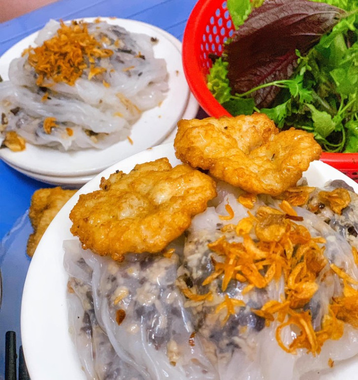 Mực giã tay dai giòn, chả mực vàng ươm béo ngậy hòa quyện cùng bánh cuốn mềm mịn tạo nên bản hòa tấu hoàn hảo cho món ăn. Cùng với đó là vị chua ngọt của nước chấm hòa quyện cùng vị cay nồng của ớt tạo nên dư vị khó quên trong chuyến food tour Hạ Long. Ảnh amthuc