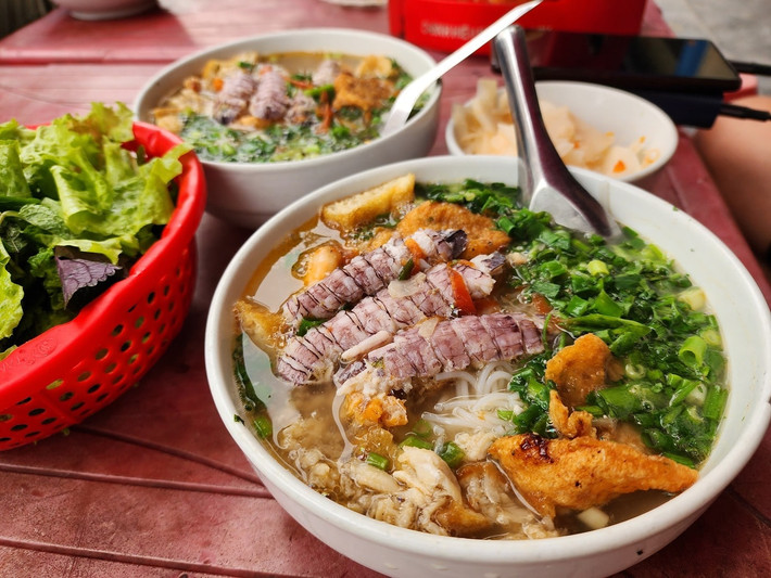 Bún bề bề (tôm tít) là món ăn sáng phổ biến ở Hạ Long. Thịt bề bề giòn, ngọt tự nhiên, kết hợp với nước dùng hải sản thanh ngọt là món ăn không thể bỏ qua. Tô bún bề bề thường được ăn kèm với chả cá, mực, trứng cút để tạo nên một món ăn đầy đủ và hấp dẫn. Ảnh VinWonders