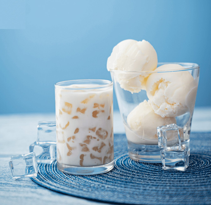 Ngoài những món ăn chính, thành phố Vịnh còn nổi tiếng với món sữa chua lừng danh. Sữa chua Hạ Long chính là một trong những món níu chân thực khách bởi hương vị khó cưỡng, là một gợi ý lý tưởng cho chuyến food tour Hạ Long mùa hè của du khách. Sữa chua tại đây chinh phục thực khách bởi vị chua dịu nhẹ, thanh mát, quyện cùng vị béo ngậy của sữa và cốt dừa. Ảnh MIA