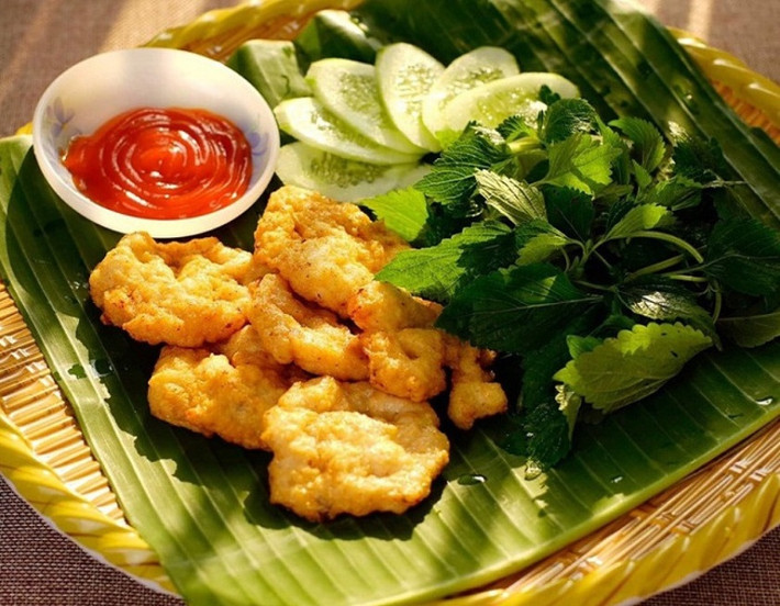 Nhắc đến đặc sản Hạ Long, không thể không kể đến chả mực – món ăn đã làm nên thương hiệu cho thành phố biển này. Mực được chọn phải là loại mực mai tươi, sau đó giã tay thủ công để giữ độ dai và vị ngọt tự nhiên, chiên vàng giòn, thơm phức. Chả mực thường được ăn kèm với bánh cuốn nóng hoặc xôi trắng, chấm cùng nước mắm nguyên chất pha tỏi ớt, tạo nên hương vị vừa dân dã vừa đậm đà khó quên. Ảnh chamuchalong