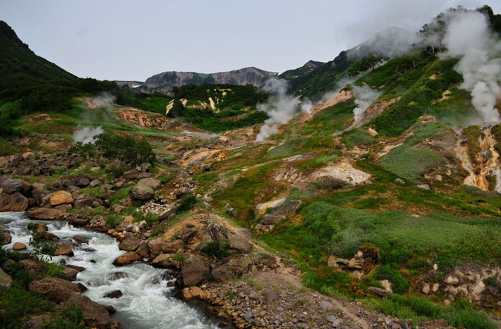 Khu bảo tồn thiên nhiên Kronotsky có hai điểm hấp dẫn du khách đó là thung lũng nước nóng Geyser và hồ nước Kronotsky sâu 140 m hình tam giác đều.