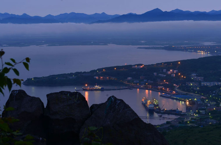 Thành phố Petropavlovsk-Kamchatsky nhìn từ núi Mishennaya.