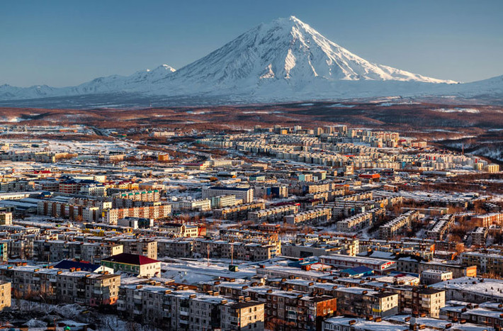 1/7 là ngày nước Nga kỉ niệm Ngày Lãnh thổ Kamchatka, bán đảo ở vùng Viễn Đông nước Nga. Petropavlovsk-Kamchatsky là trung tâm hành chính ở Kamchatka được thành lập năm 1740. Ảnh: Khung cảnh thành phố Petropavlovsk-Kamchatsky và ngọn núi lửa Koryaksy lúc bình minh.