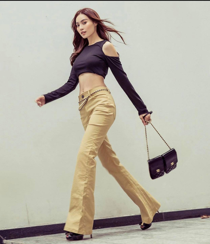 Croptop xẻ vai kết hợp cùng quần ống loe hack chân dài miên man nhưng cực kén người mặc.