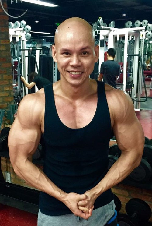 Phan Đình Tùng khiến fan "đứng ngồi không yên" khi diện áo hai dây khoe cơ bắp gân guốc như lực sĩ.