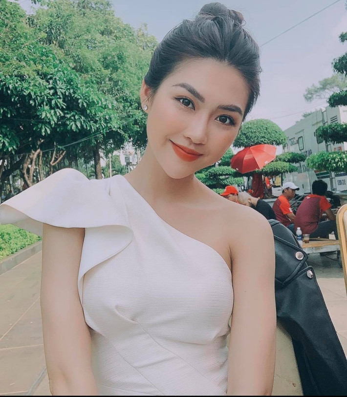 Dù phong cách nào đều không thể phủ nhận nhan sắc xinh đẹp và chân hình cực chuẩn của nàng hoa hậu.