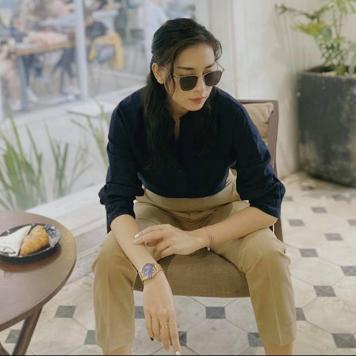 Item đơn giản chỉ áo sơ mi đen kết hơp cùng quần kaki nâu nhưng khi Ngô Thanh Vân diện lên lại khí chất ngời ngời cực hấp dẫn.