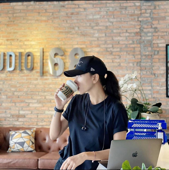 All black nhưng không hề gây cảm giác đơn điệu nhờ sơ vin áo phông với quần jeans, xắn tay áo tạo điểm nhấn.