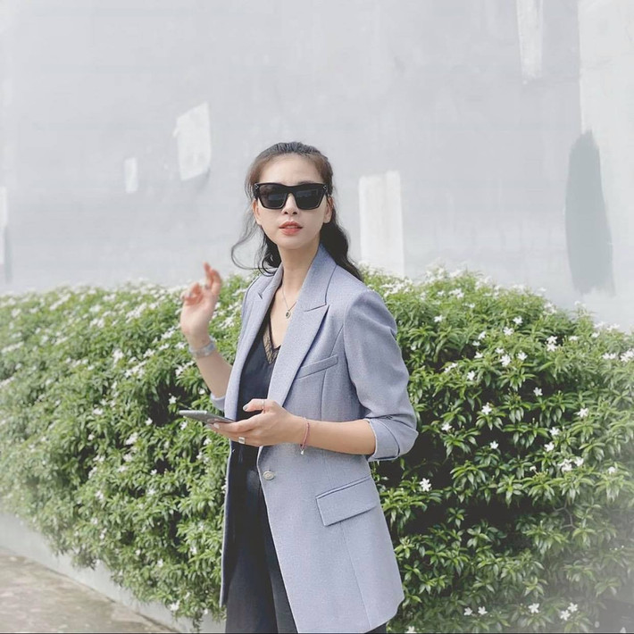 Phong cách trẻ trung và làn da không tì vết như gái đôi mươi khiến fan ghen tị của nữ diễn viên sinh năm 1979.