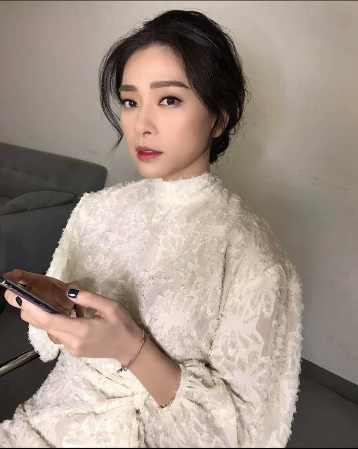 Biến thành một nàng công chúa chính hiệu khi chuyển phong cách bánh bèo.