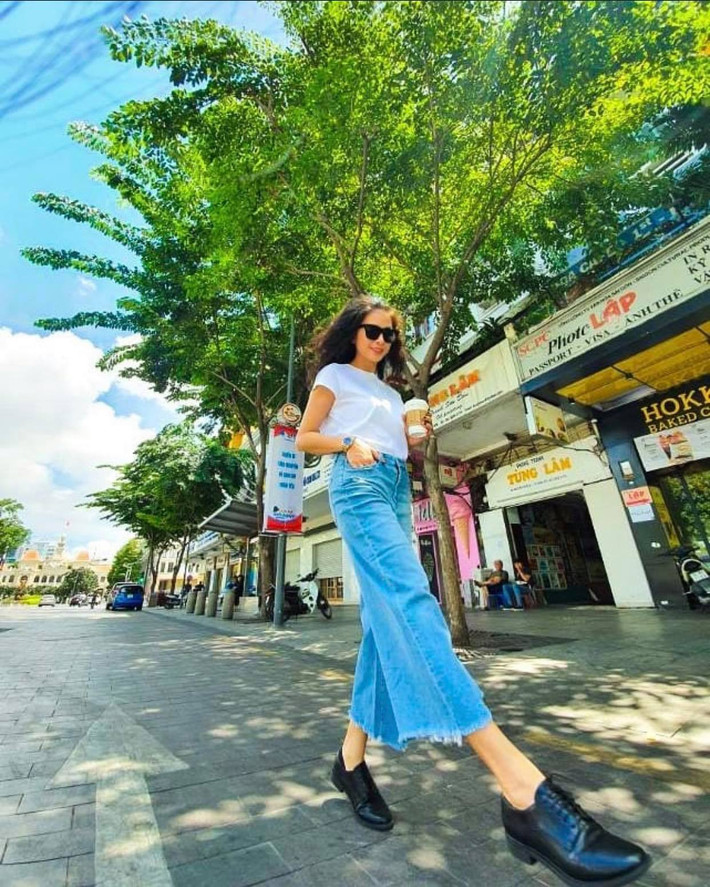 Diện mốt quần ống loe sành điệu không thua kém bất kì hotgirl 9x, 10x nào.