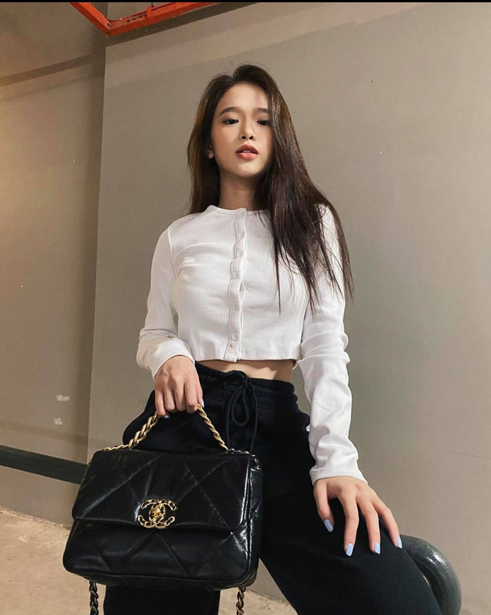 Bên cạnh việc luyện tập, cô nàng hotgirl còn thực hiện chế độ ăn uống khoa học để có cơ thể khỏe mạnh.