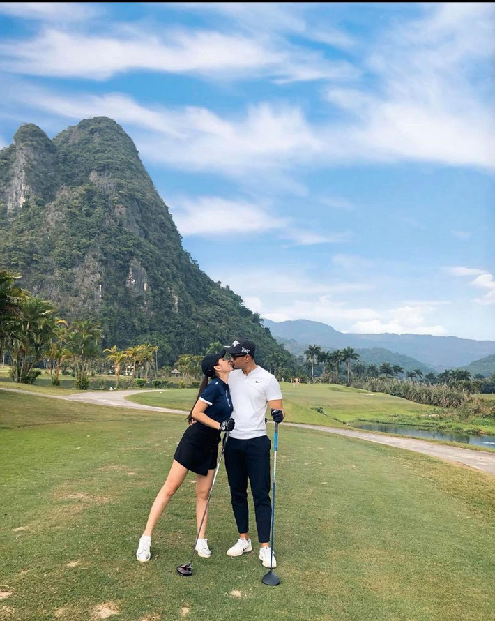 Thu Hoài và chồng sắp cưới có rất nhiều bộ ảnh được chụp tại sân tập golf.