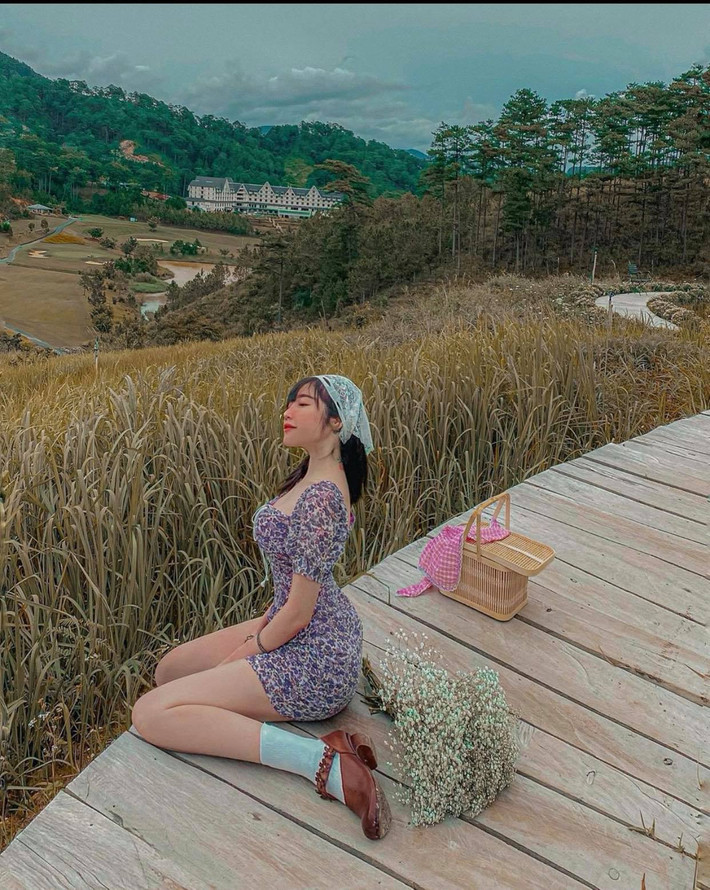 Elly Trần kín đáo bất ngờ khi hòa mình với khung cảnh thiên nhiên tuyệt đẹp.