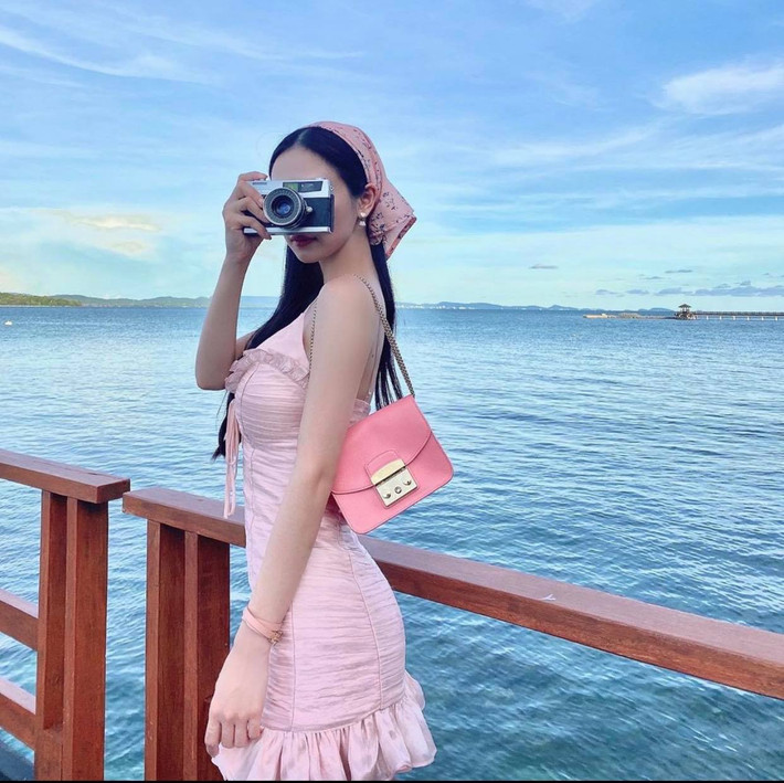 Jun Vũ lựa chọn tông hồng kẹo ngọt, trở thành nàng tiểu thư chính hiệu.