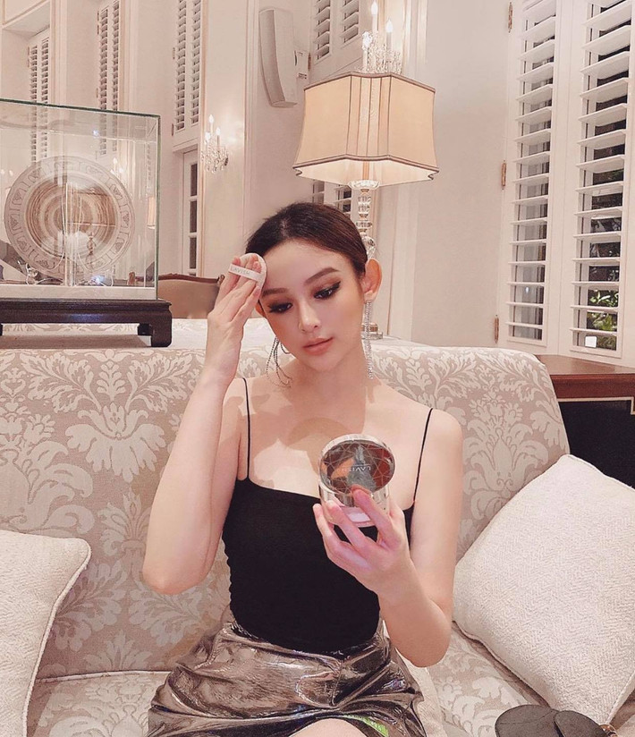 Bên cạnh vóc dáng, hotgirl sinh năm 1989 còn sở hữu làn da mịn màng, trắng nõn nà đáng ghen tị.