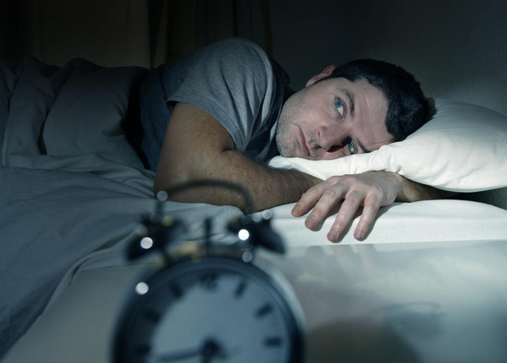 Khó ngủ: Theo Webmd, khi thận không lọc đúng cách, chất độc sẽ tồn tại trong máu thay vì rời khỏi cơ thể qua nước tiểu. Điều này có thể gây khó ngủ. Bên cạnh đó, nhiều nghiên cứu cho thấy mối liên hệ giữa chứng ngưng thở khi ngủ và bệnh thận mạn tính (CKD). Bệnh này theo thời gian sẽ làm tổn thương các cơ quan, dẫn đến suy thận. Chứng ngưng thở khi ngủ có thể làm tổn thương thận bằng cách ngăn cơ thể nhận đủ oxy. Ngược lại CKD lại gây chứng ngưng thở khi ngủ do nó thu hẹp cổ họng, tích tụ độc tố. Ảnh: Shutterstock.