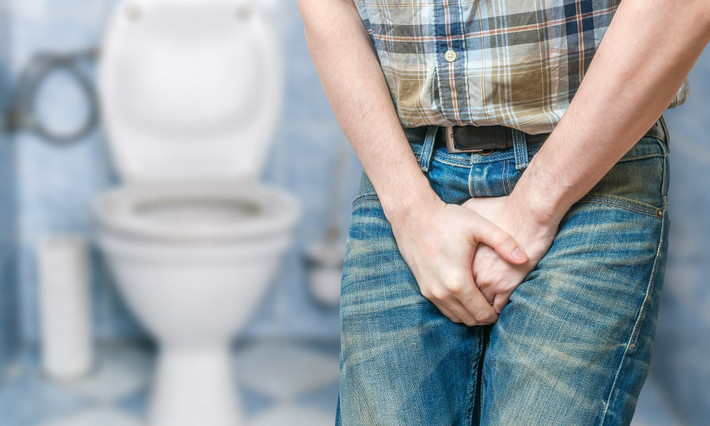 Đi tiểu thường xuyên hơn: Nếu bạn cảm thấy buồn tiểu thường xuyên hơn, đặc biệt là vào ban đêm, đây có thể là dấu hiệu của bệnh thận. Khi bộ lọc của thận bị tổn thương, nó có thể gây ra cảm giác buồn tiểu nhiều hơn. Đôi khi, đây cũng có thể là dấu hiệu của nhiễm trùng tiết niệu hoặc phì đại tuyến tiền liệt ở nam giới. Ảnh: Lybrate.