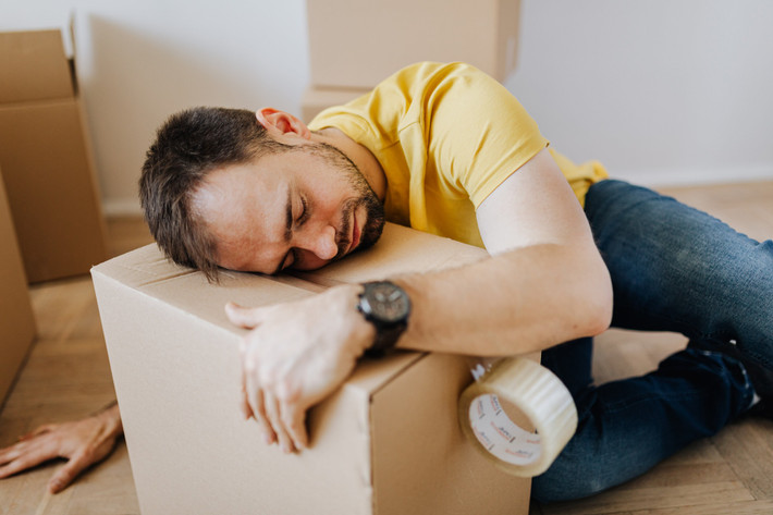 Luôn mệt mỏi: Theo Hiệp hội Thận Quốc gia Mỹ (NKF), thận cũng tạo ra một loại hormone lệnh cho cơ thể bạn sản xuất các tế bào hồng cầu. Nếu bạn có ít chúng hơn, máu không thể cung cấp đủ oxy đến cơ và não như chúng cần. Khi thận quá tải, chất độc và tạp chất có thể tích tụ. Điều này khiến mọi người cảm thấy mệt mỏi, yếu đuối, ít năng lượng và khó tập trung. Một biến chứng khác của bệnh thận là thiếu máu, có thể gây suy nhược và mệt mỏi. Ảnh: Pexels.