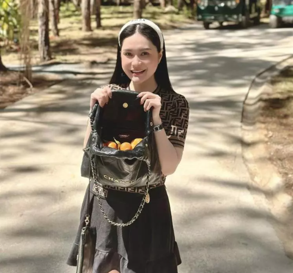 Mới đây, trên trang cá nhân, Đoàn Di Băng hào hứng chia sẻ thành quả của chuyến đi du lịch Đà Lạt. Bà mẹ 3 con cùng cả gia đình đi hái cam ngay tại homestay. Đáng nói, có lẽ vì không còn vật dụng để đựng cam, cô đã dùng luôn chiếc túi Chanel Handbag 22 size lớn Trong khi nhiều mỹ nhân thể hiện sự nâng niu chiếc túi trị giá gần 150 triệu đồng của Chanel, Đoàn Di Băng lại "đối xử" với item hàng hiệu này chỉ như một cái túi ni lông bình thường không hơn không kém