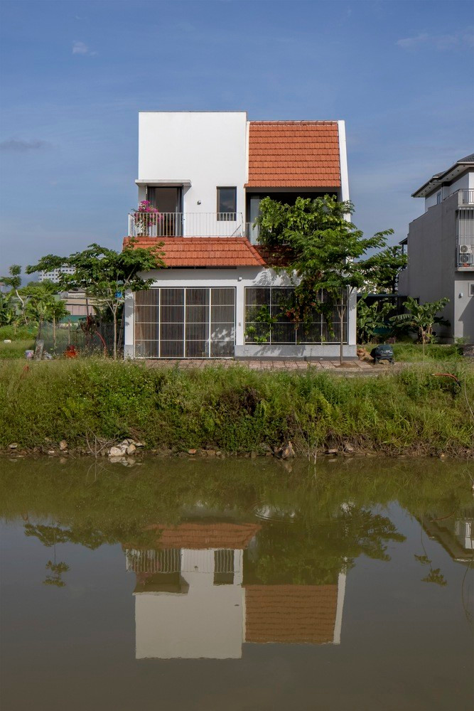 Căn nhà được thiết kế cho một gia đình trẻ, với mong muốn kết hợp những yếu tố đơn giản và quen thuộc, giống như ngôi nhà nhỏ ở nông thôn nơi họ sinh ra và lớn lên.