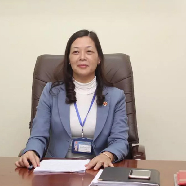Là một người giữ chức vụ quan trọng trong một cơ quan nhà nước nên mẹ ruột Hoa hậu muốn con gái phải học hành bài bản. Bà trả lời Ngôi sao: "Tôi quan điểm việc học là quan trọng hàng đầu. Trau dồi tri thức mới dẫn ta đến những thành công trong tương lai. Vì vậy, tôi nhắc Linh dù công việc có bận như thế nào, con cũng phải dành thời gian cho học tập. Tôi mong muốn rằng sau khi học xong đại học, Linh sẽ học tiếp lên cao học luôn".