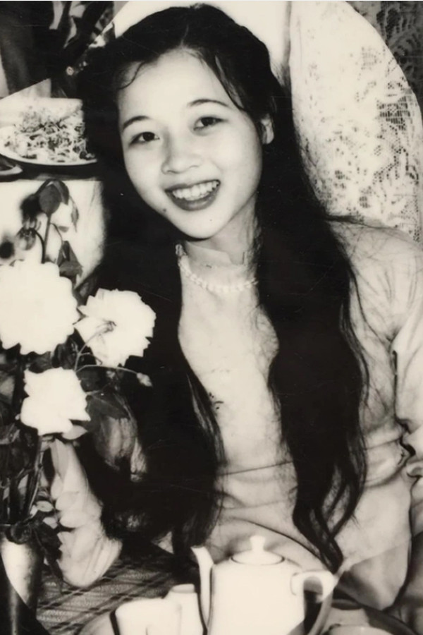 Mẹ ruột Hoa hậu Lương Thùy Linh - bà Nguyễn Thị Hương là mỹ nhân nức tiếng thời trẻ. Hiện tại, bà là Giám đốc Kho bạc Nhà nước tỉnh Cao Bằng.