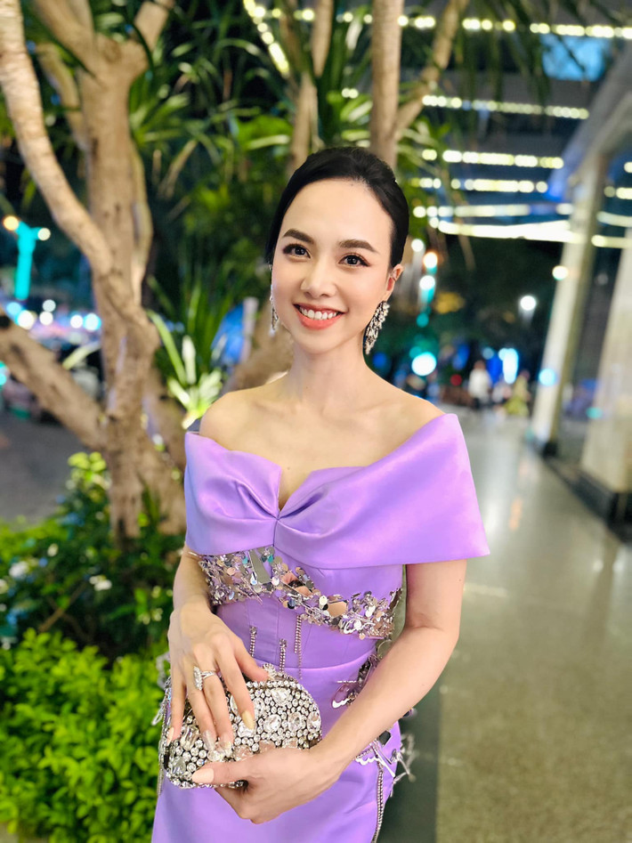 Ở tuổi 39 và đã trải qua 2 lần sinh nở nhưng Đinh Ngọc Diệp vẫn giữ được vóc dáng gợi cảm cùng vòng eo con kiến. Rất nhiều fan hâm mộ vẫn theo dõi cô và nhắn gửi muốn Đinh Ngọc Diệp sẽ quay trở lại showbiz vào một ngày gần nhất.