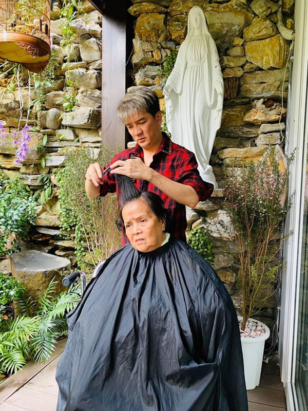 Sinh nhật năm ngoái của bà, Đàm Vĩnh Hưng viết: "Thương mong, thương nguyện, thương chúc cho má khỏe mạnh, bình an và đi lại bình thường được, nhất là cái lưng má sẽ được chữa khỏi để má không còn ngủ ngồi nữa! Chỉ xin vậy thôi".