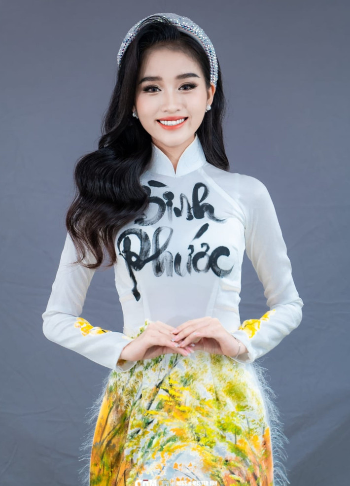 Ngô Thị Bích Thủy (SBD 145) sinh năm 2002, đến từ Bắc Ninh, là thí sinh lọt top 59 Hoa hậu Thế giới Việt Nam 2023 ( Miss World Vietnam). Cô sở hữu vẻ đẹp ngọt ngào, ưa nhìn và nụ cười tỏa nắng, hiện là sinh viên Đại học Công nghiệp TP.HCM.