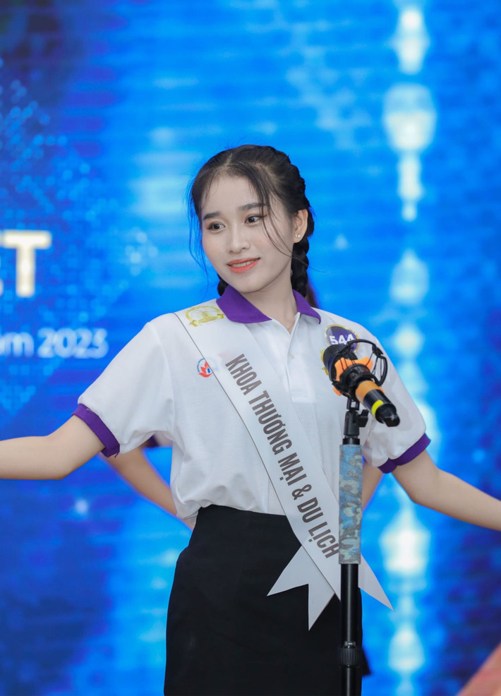 Bích Thủy năng động, thân thiện và tích cực tham gia nhiều hoạt động ở trường. Người đẹp hay làm từ thiện trong đó có việc hiến máu. Cô quan điểm: "Mỗi giọt máu cho đi là một cuộc đời ở lại".