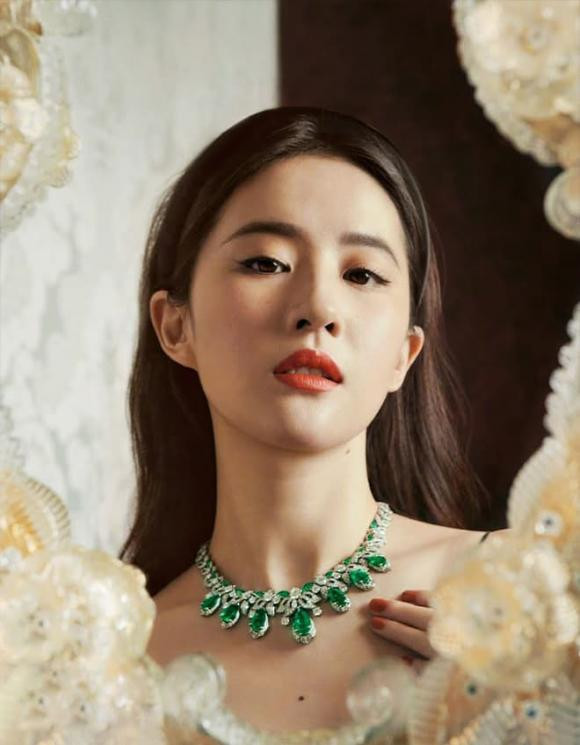 Lưu Diệc Phi là ngôi sao nổi tiếng của làng giải trí Hoa ngữ. Không chỉ ở trong nước, fan quốc tế cũng biết đến tên cô thông qua bộ phim “Hoa Mộc Lan”. Ngoài diễn xuất đỉnh cao, nhan sắc vượt trội của cô cũng khiến nhiều người mê mẩn. Vậy nên, chẳng phải ngẫu nhiên mà Lưu Diệc Phi lại được công chúng ưu ái gọi bằng danh xưng "Thần tiên tỉ tỉ".