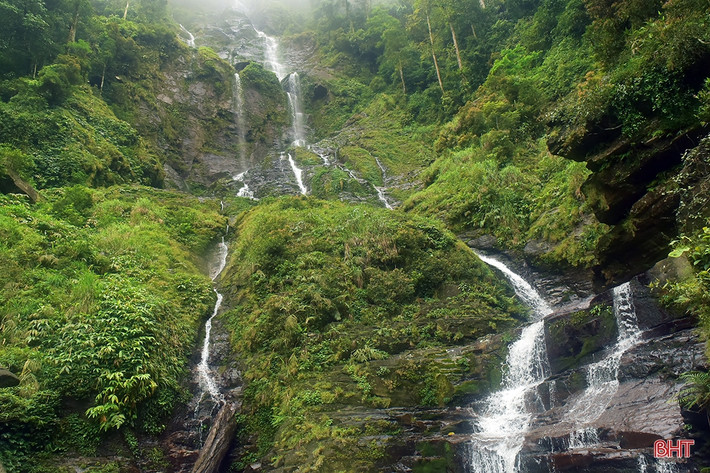 So với thác Vũ Môn (cùng tại xã Phú Gia), thác Tiên có lợi thế hơn về giao thông.