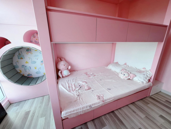 Phòng của bé Ốc với gam hồng ngọt ngào, các vật dụng đều xinh xắn, phù hợp trẻ nhỏ.